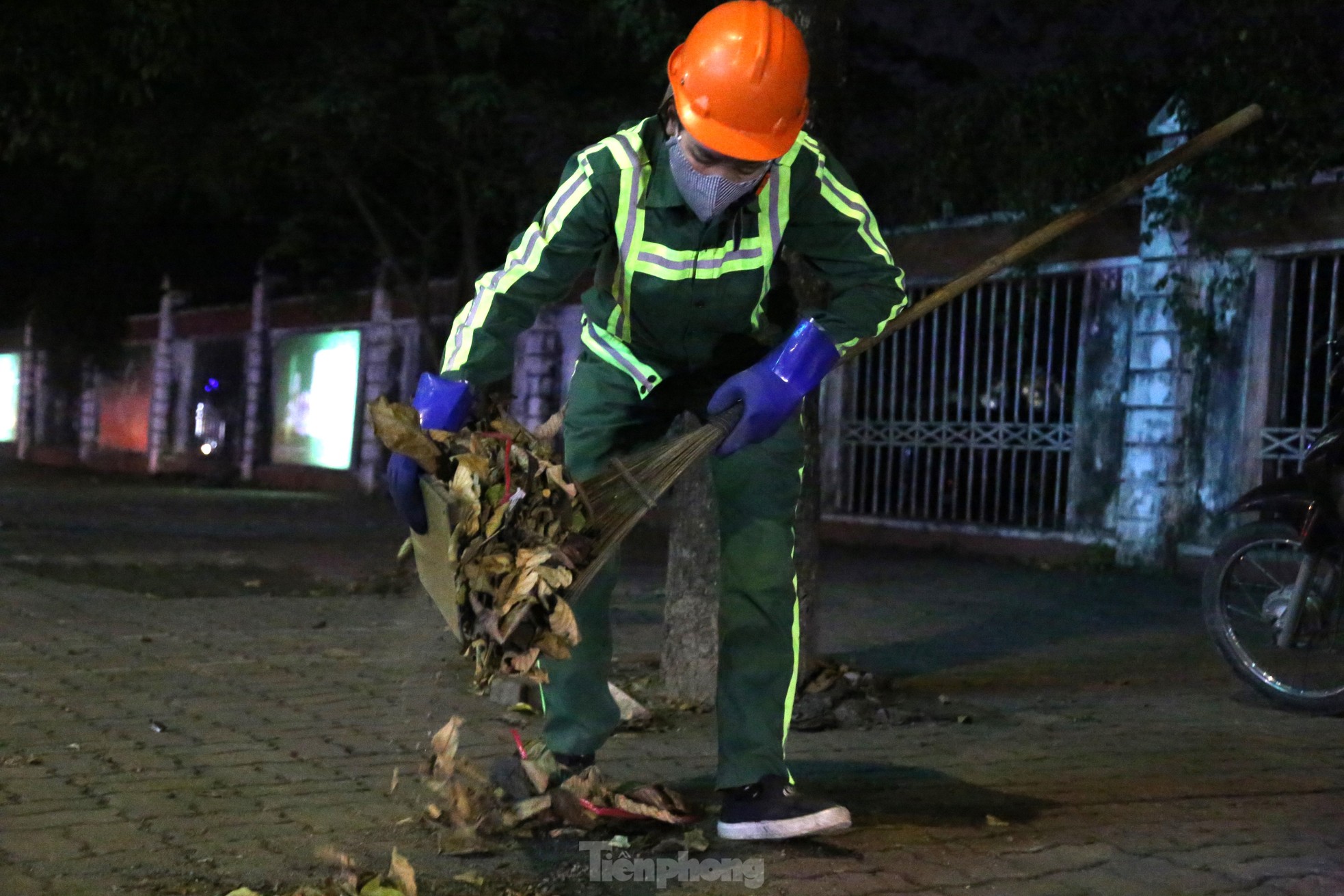 'Bóng hồng' bám đường xuyên Tết làm sạch từng con phố - Ảnh 2.