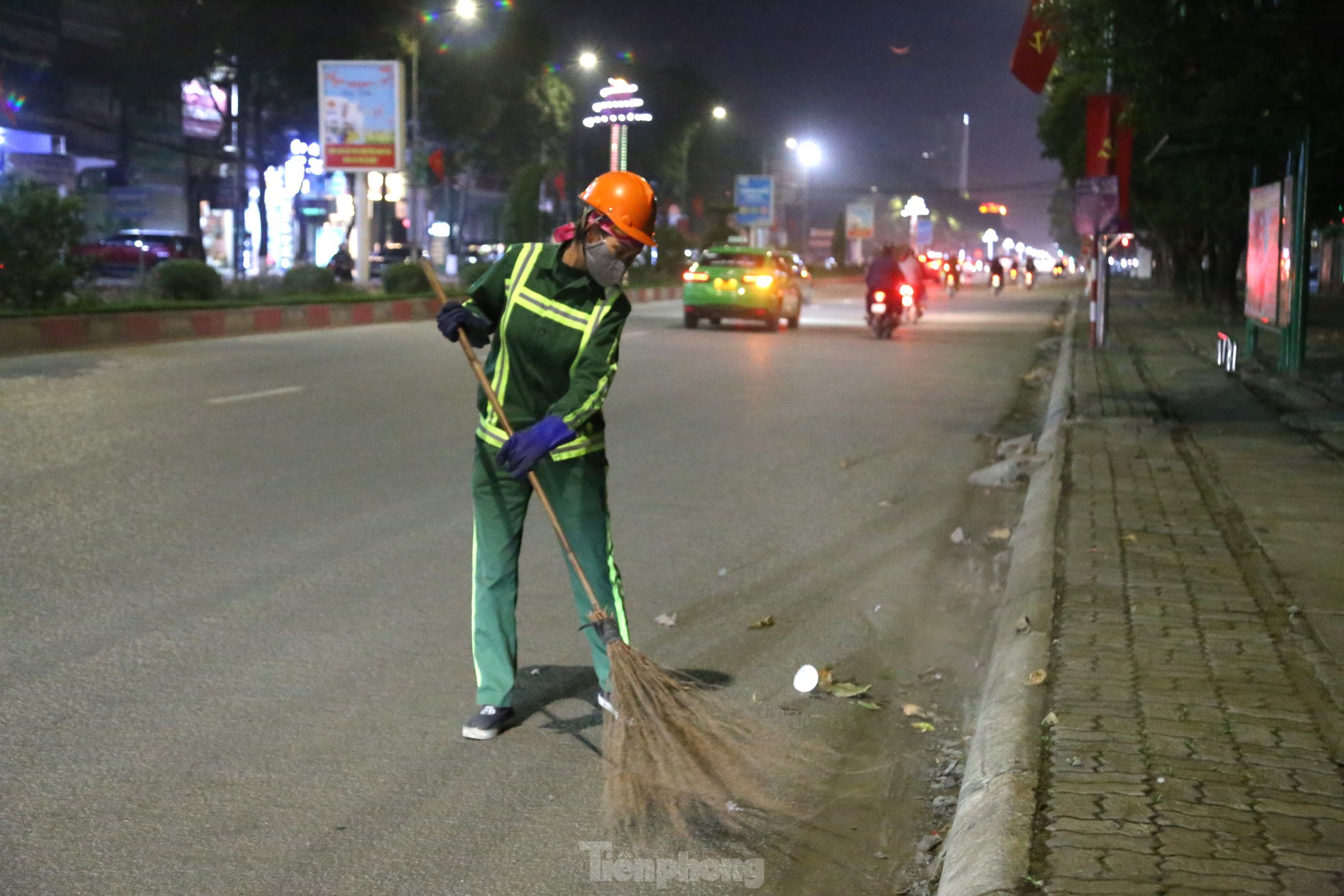 'Bóng hồng' bám đường xuyên Tết làm sạch từng con phố - Ảnh 1.