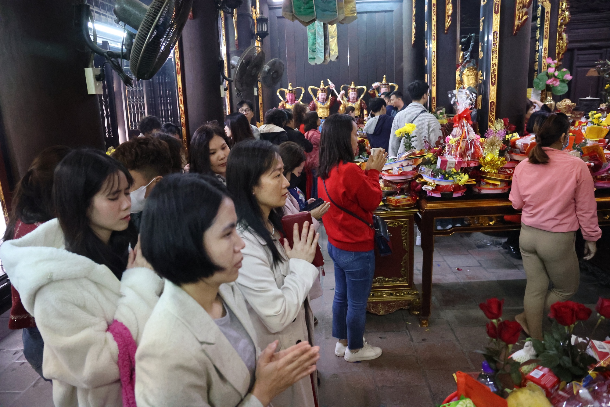 Giới trẻ nô nức đến chùa Hà cầu duyên ngày Valentine- Ảnh 4.