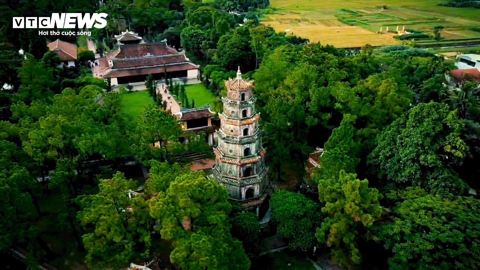 Mục sở thị bảo vật quốc gia trong đệ nhất cổ tự ở cố đô Huế - Ảnh 2.