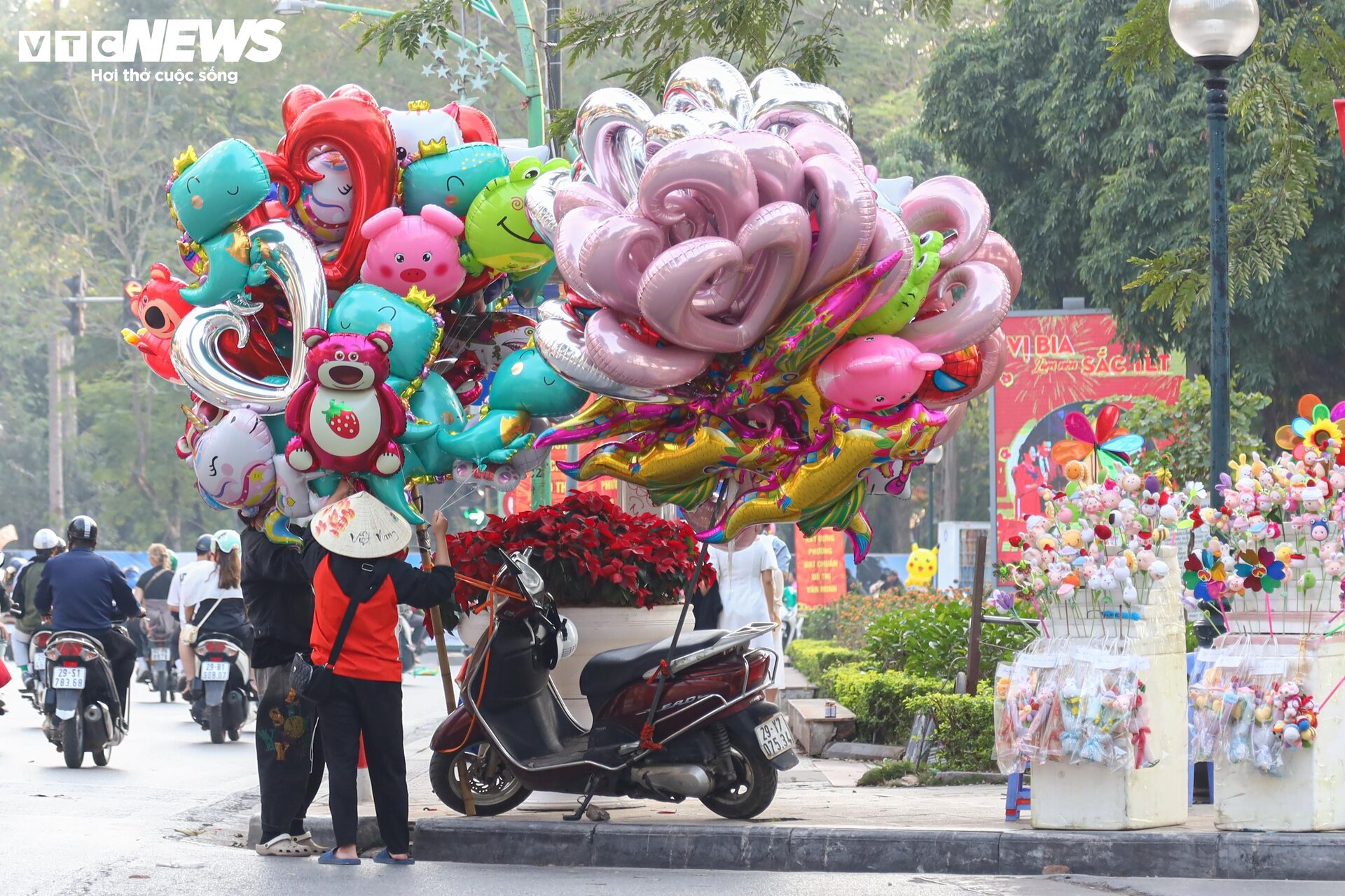 Trùng ngày nghỉ Tết, thị trường Valentine ảm đạm, ngóng khách mua - Ảnh 12.