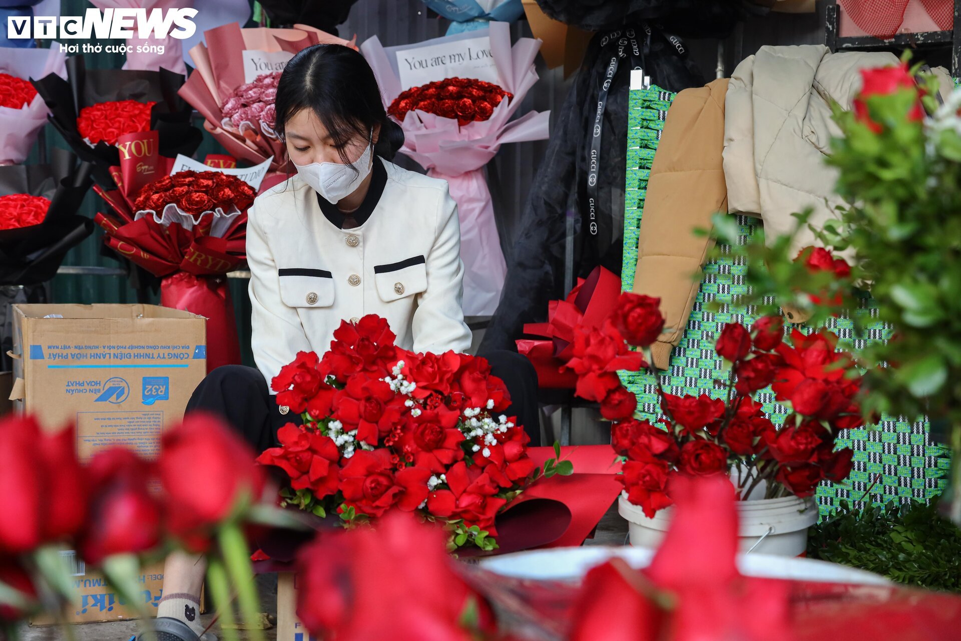 Trùng ngày nghỉ Tết, thị trường Valentine ảm đạm, ngóng khách mua - Ảnh 5.