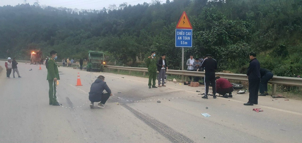 Đi ngược chiều trên cao tốc Nội Bài - Lào Cai, 4 người tử vong sau va chạm - Ảnh 2.