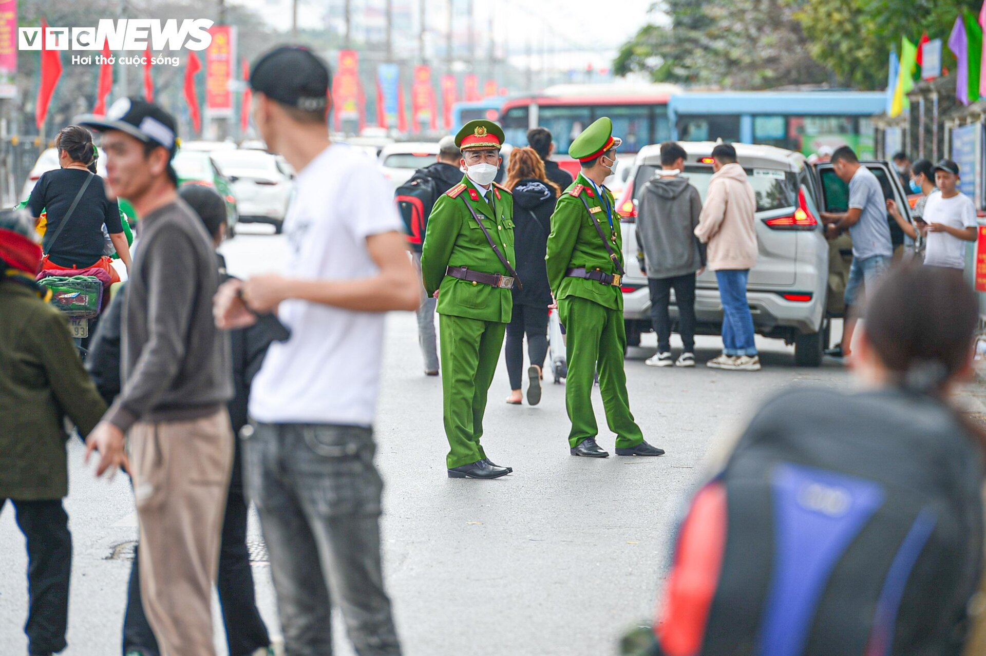 Trẻ nhỏ mệt nhoài cùng bố mẹ trở lại Hà Nội sau kỳ nghỉ Tết - Ảnh 11.