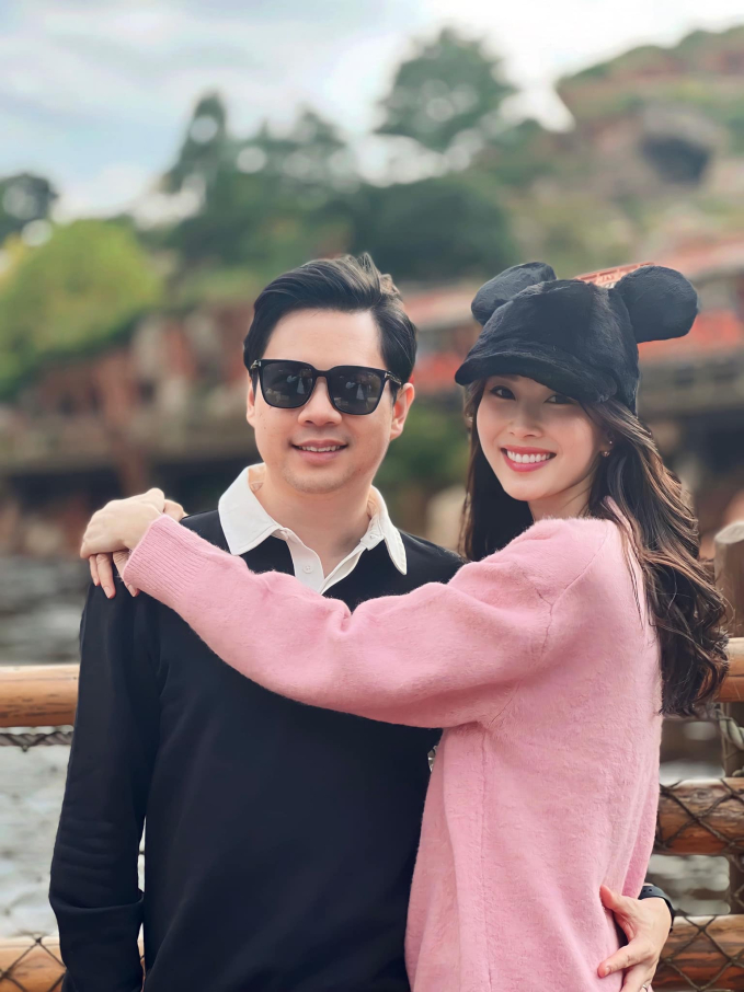 Hoa hậu Đặng Thu Thảo khoe ảnh t&igrave;nh tứ c&ugrave;ng &ocirc;ng x&atilde; nhưng netizen lại xu&yacute;t xoa v&ograve;ng eo của mẹ 2 con - Ảnh 3.