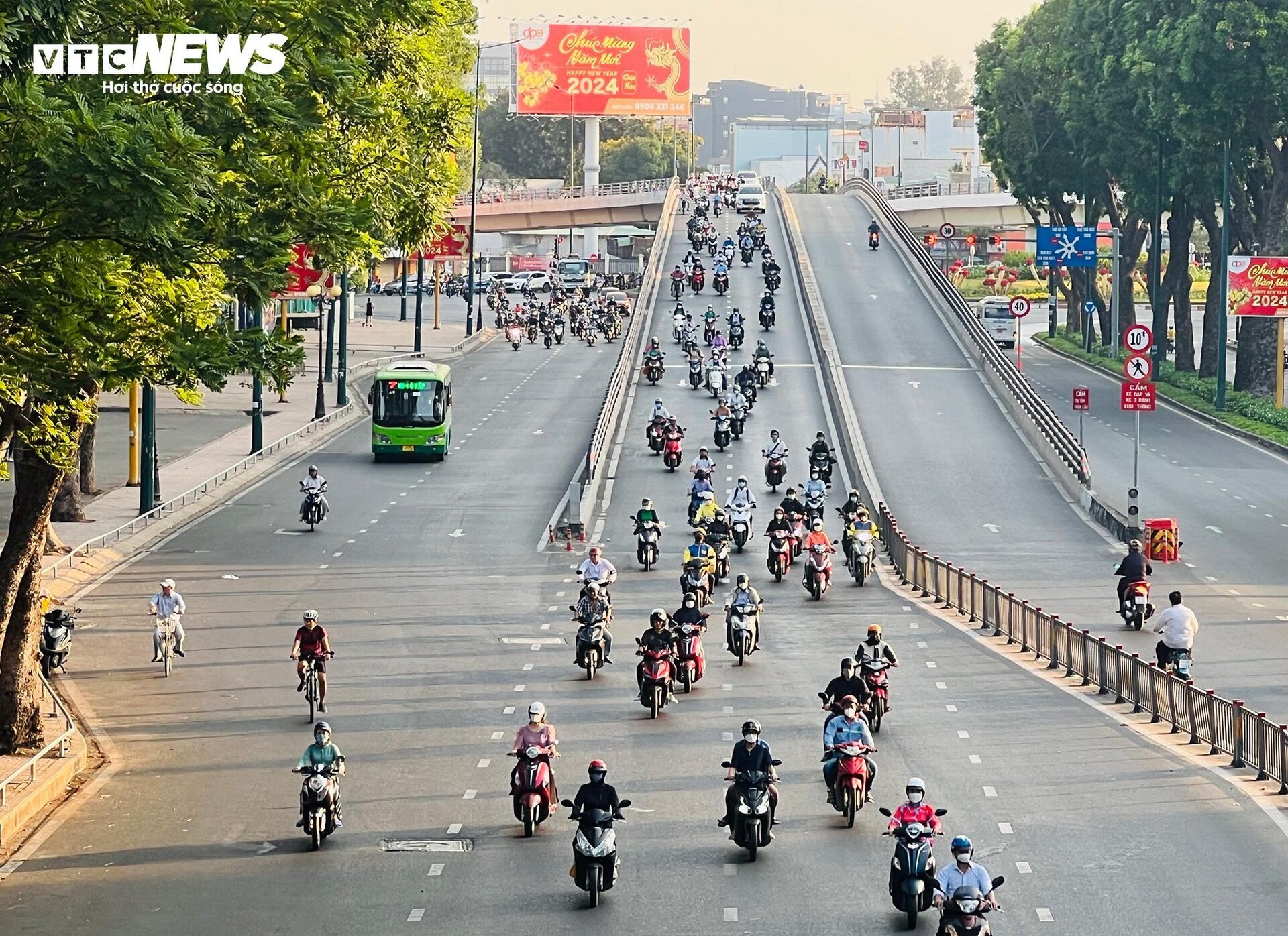 Đường phố TP.HCM thông thoáng trong ngày làm việc đầu năm - Ảnh 4.