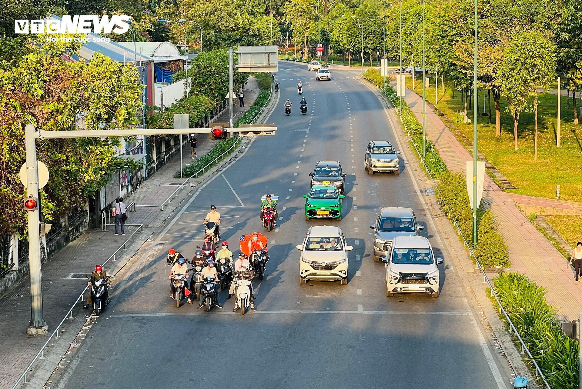 Đường phố TP.HCM thông thoáng trong ngày làm việc đầu năm - Ảnh 3.