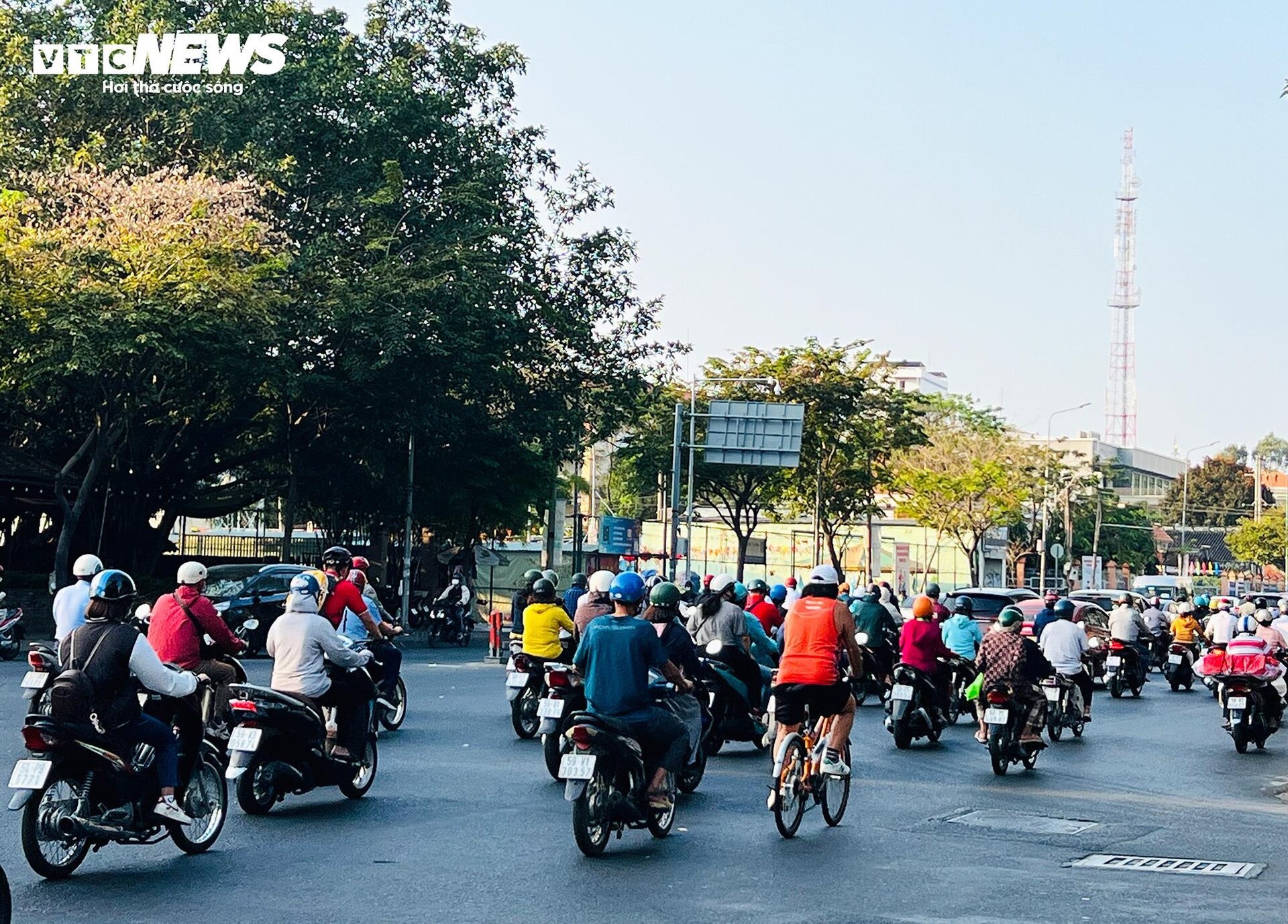 Đường phố TP.HCM thông thoáng trong ngày làm việc đầu năm - Ảnh 7.