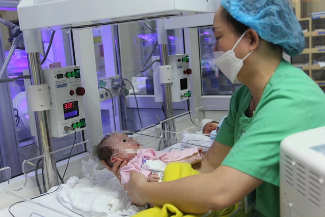 Nữ điều dưỡng 27 năm chăm sóc những em bé tí hon - Ảnh 2. Nữ điều dưỡng 27 năm chăm sóc những em bé tí hon- Ảnh 2.