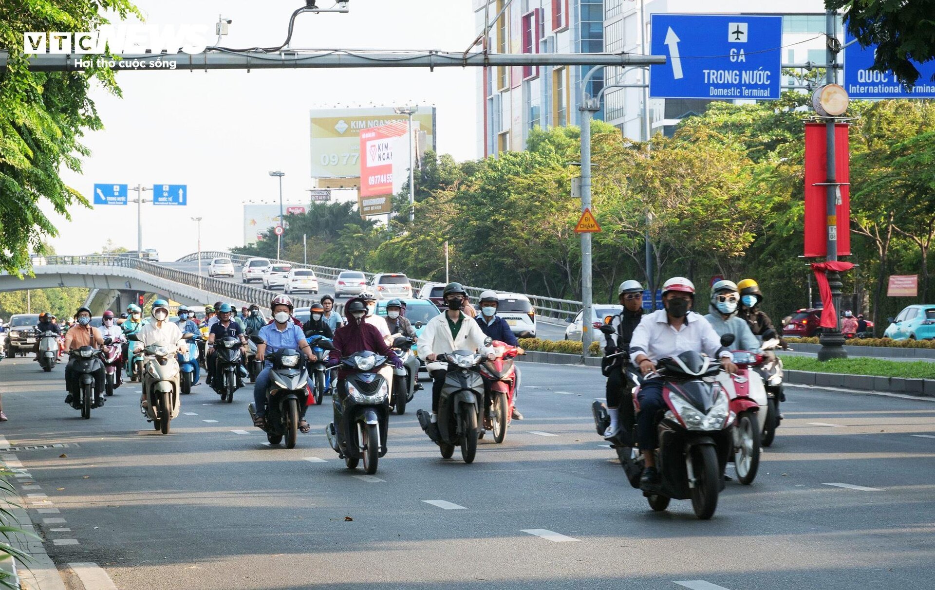 Đường phố TP.HCM thông thoáng trong ngày làm việc đầu năm - Ảnh 11.