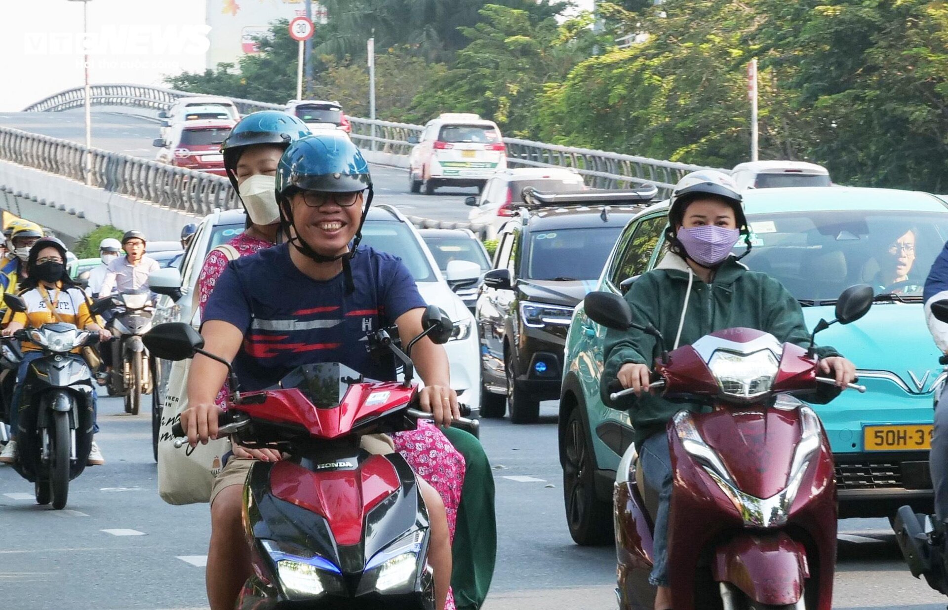 Đường phố TP.HCM thông thoáng trong ngày làm việc đầu năm - Ảnh 12.