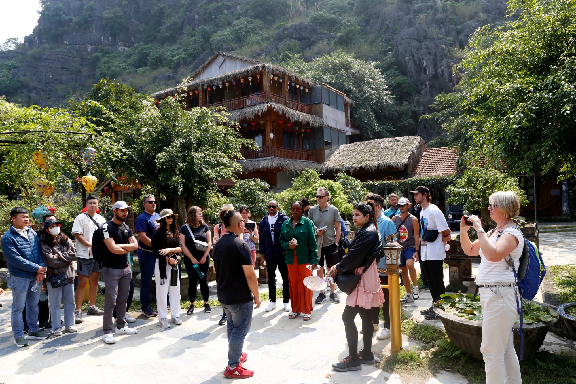 Ninh Bình: Trong 7 ngày Tết doanh thu 850 tỷ đồng, cơ sở lưu trú hoạt động hết công suất - Ảnh 2. Ninh Bình: Trong 7 ngày Tết doanh thu 850 tỷ đồng, cơ sở lưu trú hoạt động hết công suất - Ảnh 2.