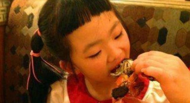 Ăn xong buffet t&uacute;i &aacute;o bỗng căng phồng, c&ocirc; b&eacute; 7 tuổi bị nh&acirc;n vi&ecirc;n nghi trộm đồ về: Sau khi kiểm tra, cả nh&agrave; h&agrave;ng phải kh&oacute;c - Ảnh 1.