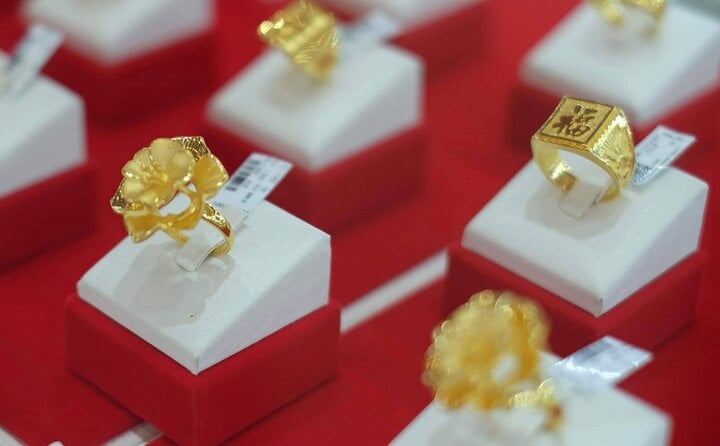 Ng&agrave;y V&iacute;a Thần T&agrave;i n&ecirc;n mua v&agrave;ng nhẫn hay v&agrave;ng miếng? - Ảnh 1.