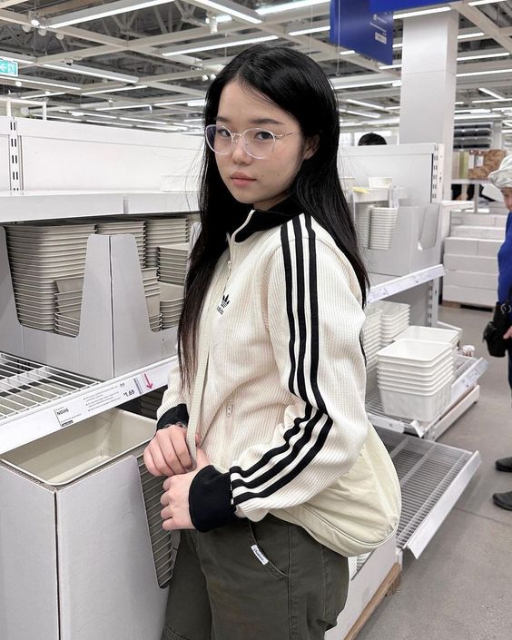 Có 1 mẫu áo adidas đang Có 1 mẫu áo adidas đang