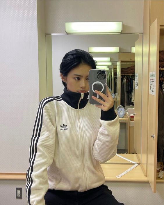 Có 1 mẫu áo adidas đang Có 1 mẫu áo adidas đang