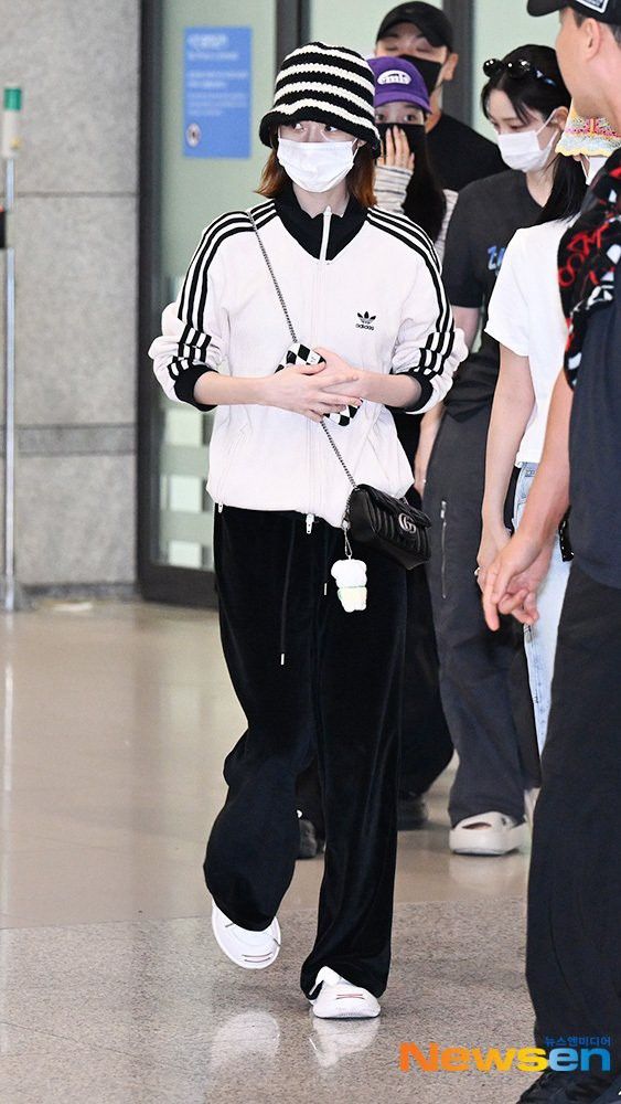 Có 1 mẫu áo adidas đang Có 1 mẫu áo adidas đang