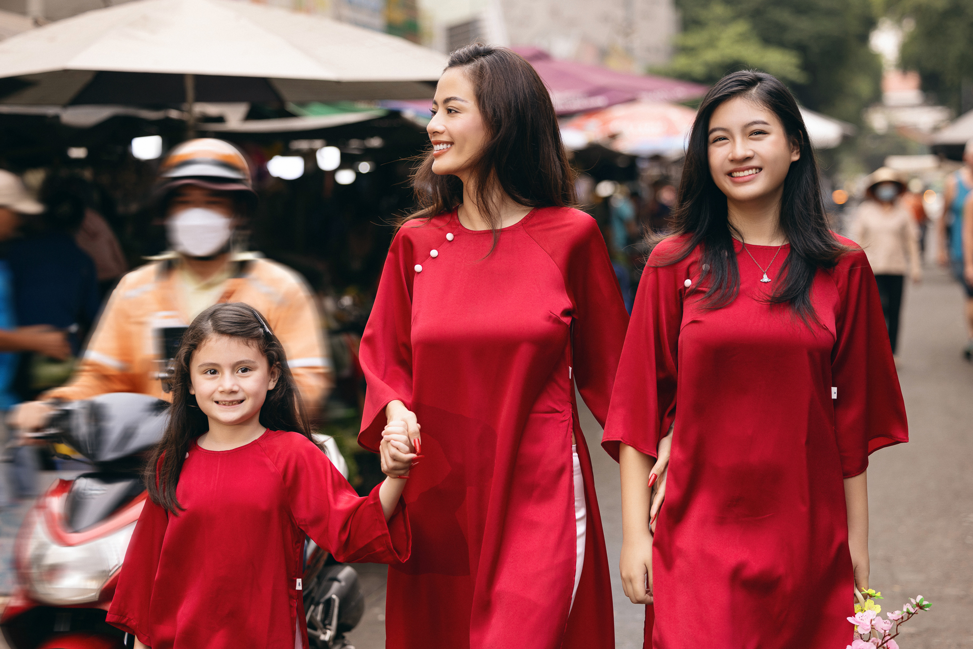 Siêu mẫu Như Vân truyền tình yêu áo dài truyền thống đến hai cô con gái xinh đẹp- Ảnh 3.