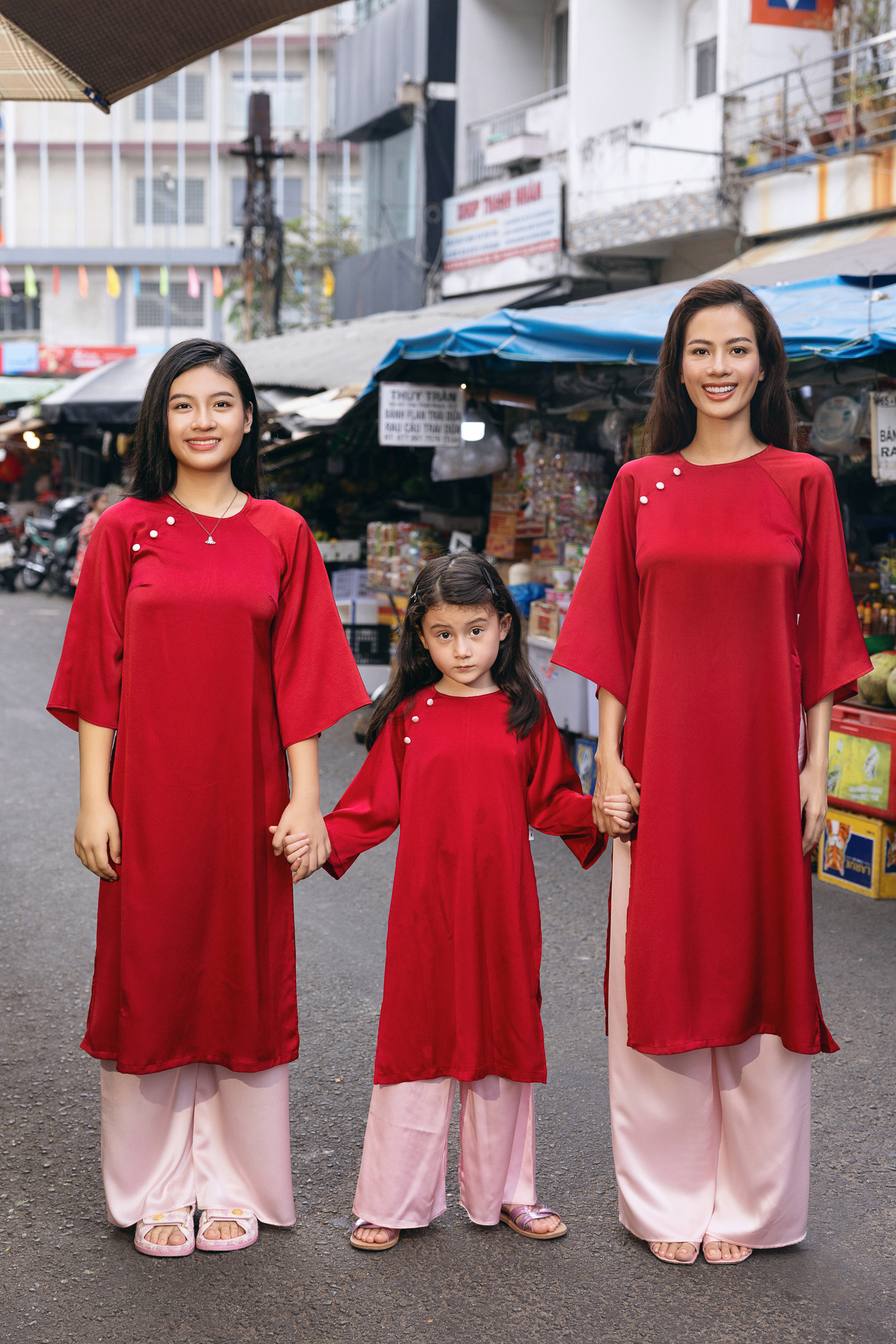 Siêu mẫu Như Vân truyền tình yêu áo dài truyền thống đến hai cô con gái xinh đẹp- Ảnh 5.