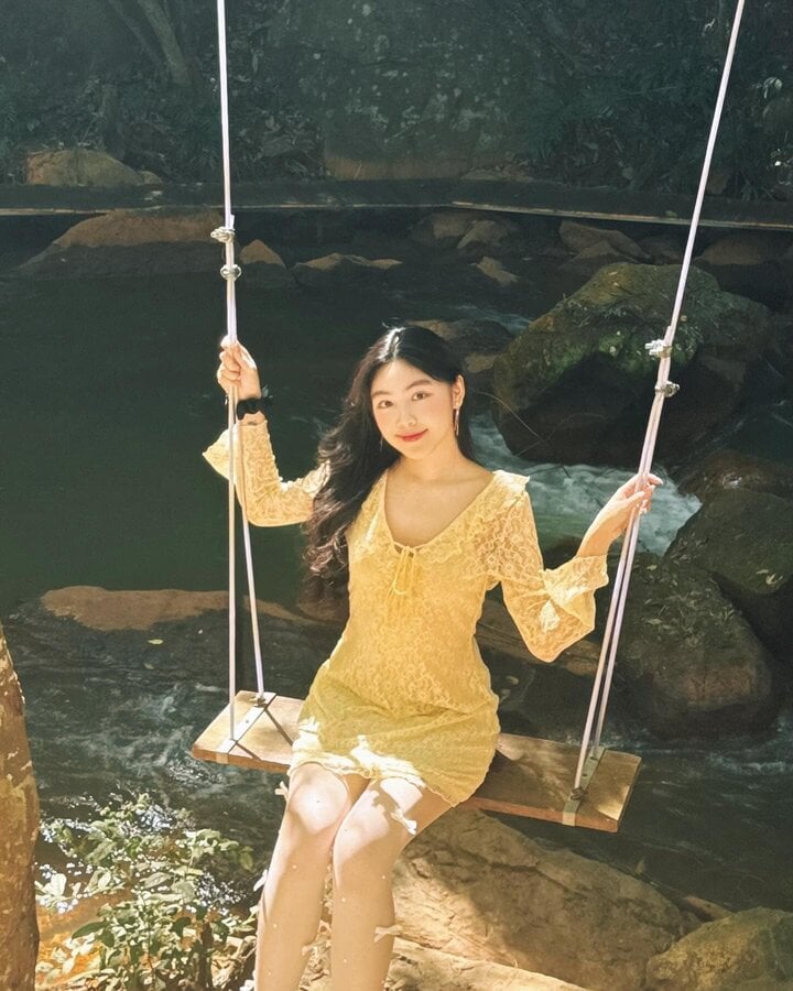Con gái MC Quyền Linh diện váy ngắn khoe vẻ đẹp ngọt ngào - Ảnh 4.