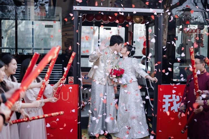 Đám cưới trên xe buýt - Trào lưu lạ của các cặp đôi Trung Quốc - Ảnh 1.