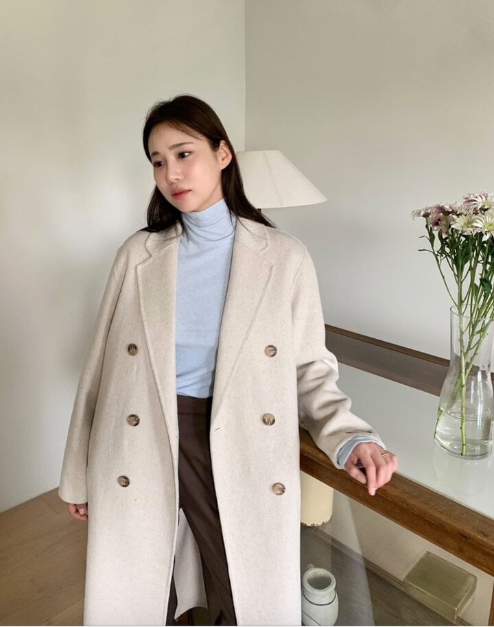 Gợi &yacute; loạt &aacute;o kho&aacute;c s&aacute;ng m&agrave;u gi&uacute;p n&acirc;ng cấp vẻ ngo&agrave;i của chị em m&ugrave;a lạnh - Ảnh 6.