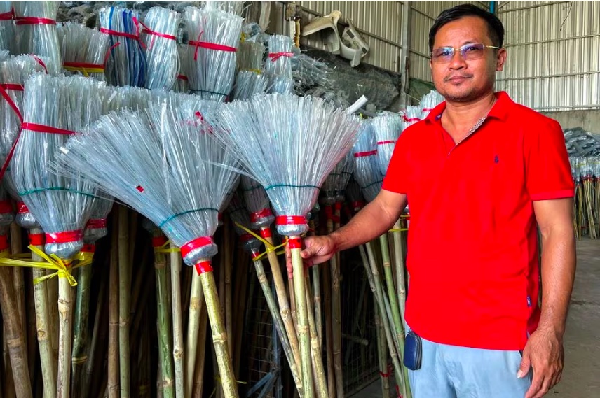 Người đàn ông Campuchia “tái sinh” hàng tấn chai nhựa thành chổi quét nhà - Ảnh 1.