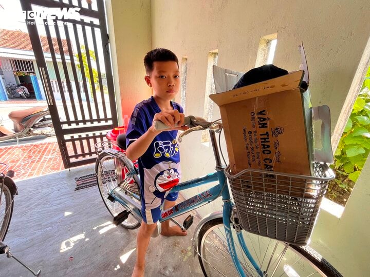 Cậu bé 10 tuổi ở Phú Yên đạp xe đi Bình Dương tìm mẹ: Khi nỗi nhớ thắng nỗi sợ - Ảnh 2.