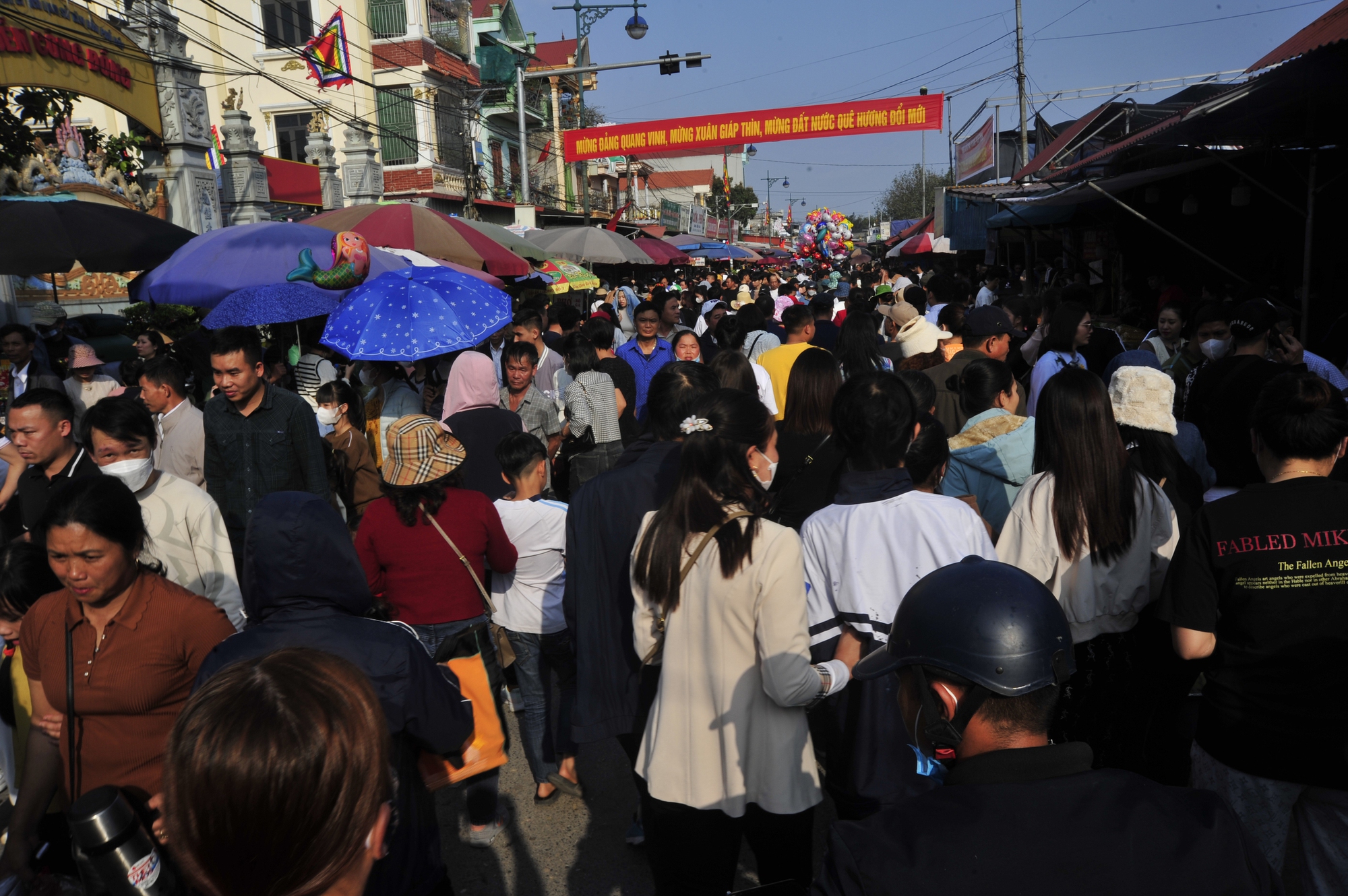 Khác với sự xô bồ của những phiên chợ thông thường, chợ Viềng còn mang ý nghĩa tâm linh. Bởi chợ Viềng xuân tại xã Kim Thái còn gắn liền với quần thể di tích Phủ Dầy thờ Thánh mẫu Liễu Hạnh.