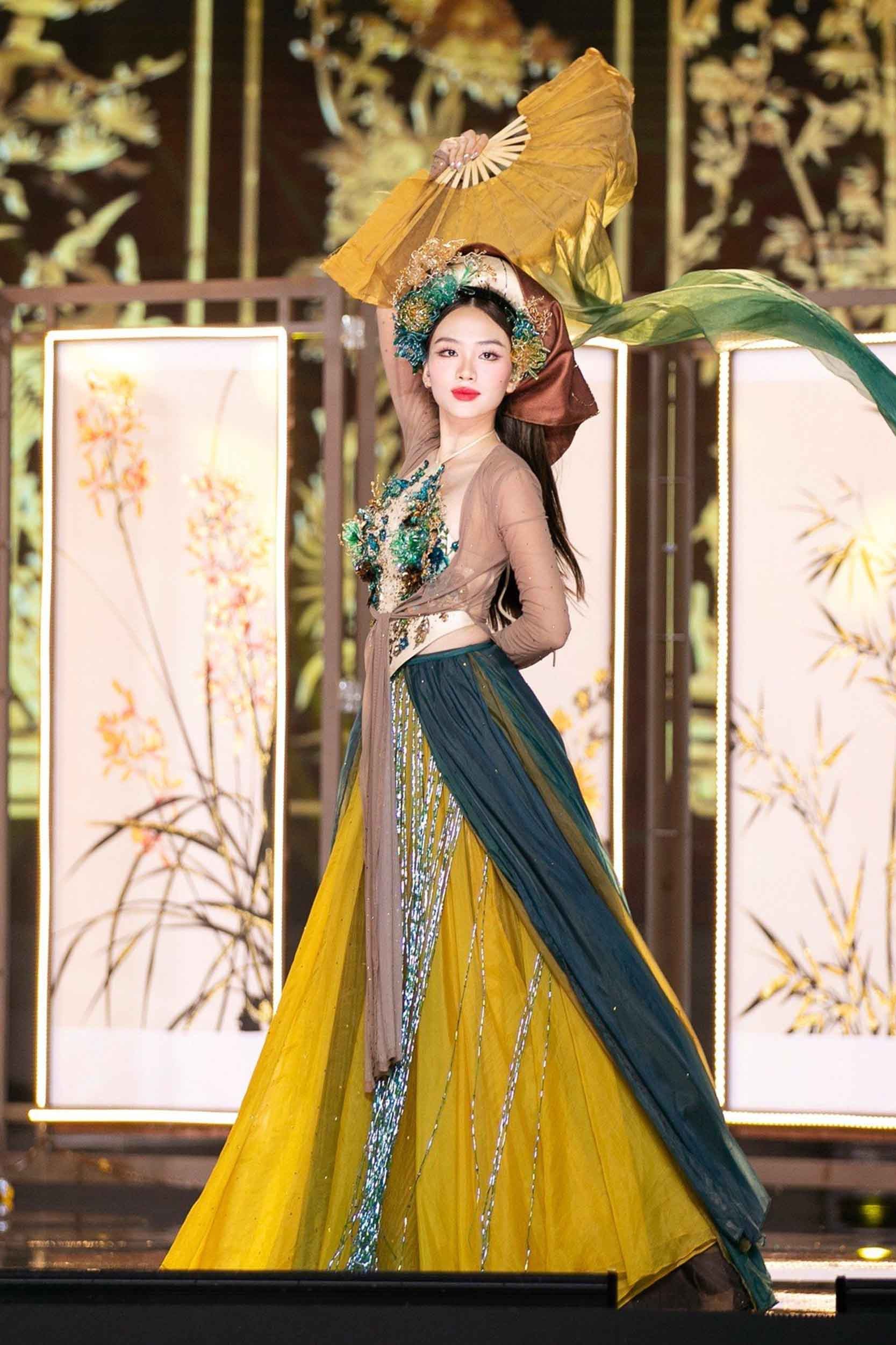 Fan tranh luận trang phục của Mai Phương ở Hoa hậu Thế giới - Ảnh 2.
