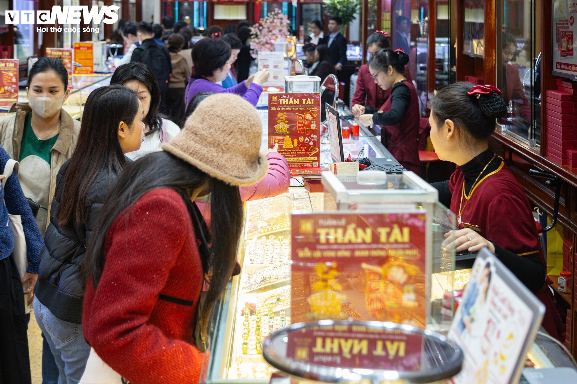 Đổ xô xếp hàng mua vàng trước ngày vía Thần Tài, nhiều nơi hết vàng gián đoạn - Ảnh 10.