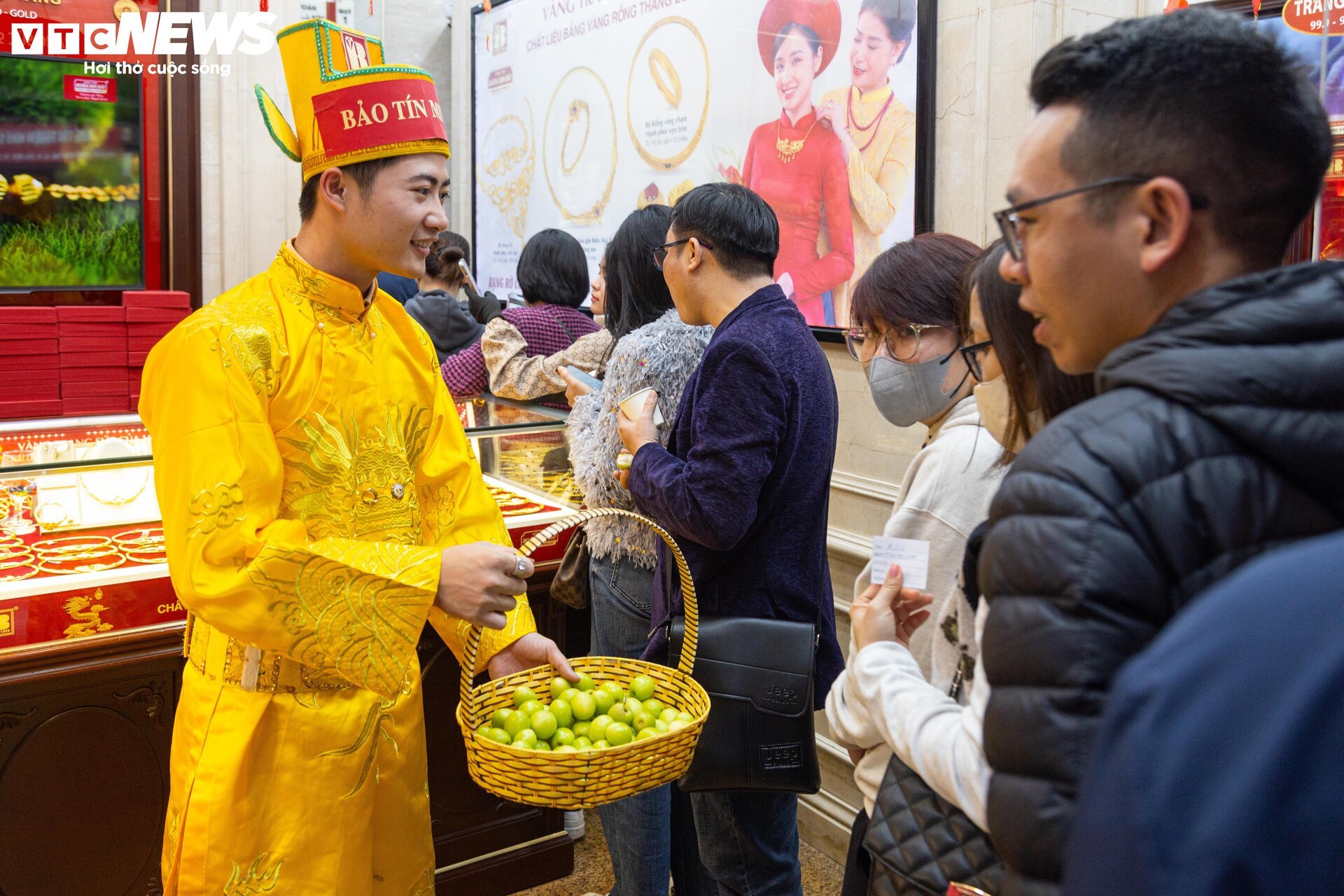 Đổ xô xếp hàng mua vàng trước ngày vía Thần Tài, nhiều nơi hết vàng gián đoạn - Ảnh 8.