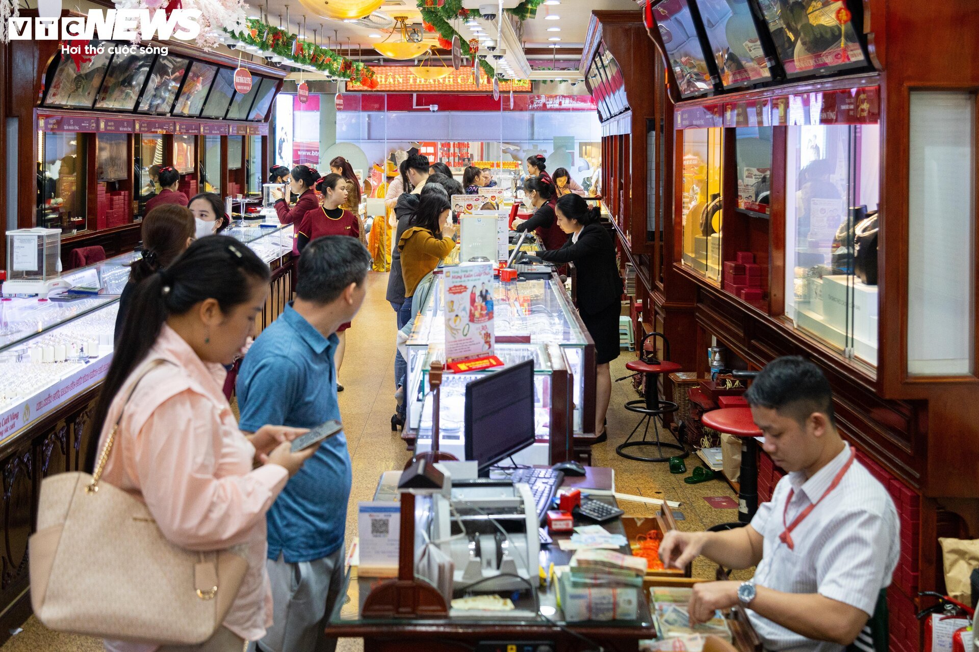 Đổ xô xếp hàng mua vàng trước ngày vía Thần Tài, nhiều nơi hết vàng gián đoạn - Ảnh 12.