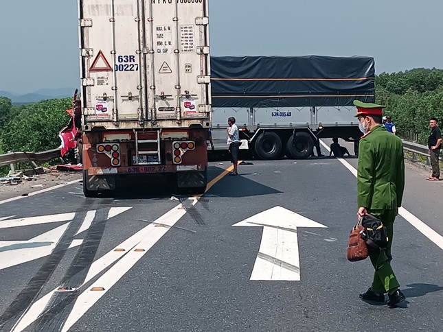 Tai nạn liên hoàn trên cao tốc Cam Lộ - La Sơn, ô tô con biến dạng, 3 người thương vong - Ảnh 4.