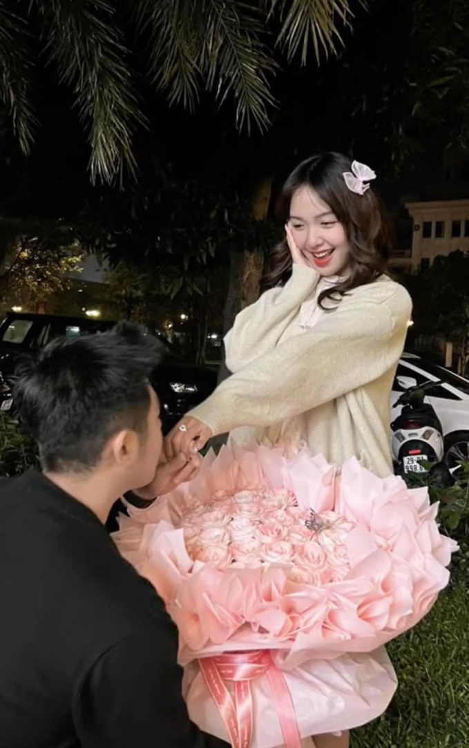Hot TikToker Chu Tiểu Han được cầu hôn sau hơn 6 tháng chia tay bạn trai cũ: Người mới được khen có tướng phu thê! - Ảnh 2.