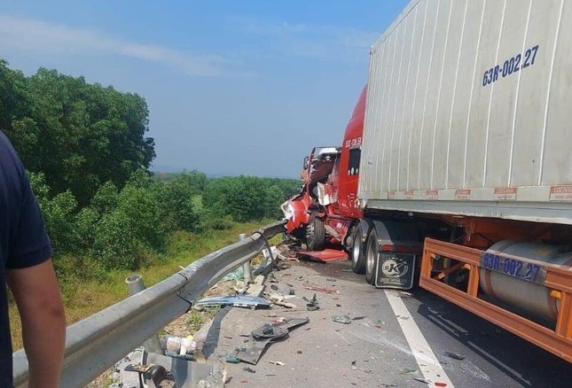 Tai nạn liên hoàn trên cao tốc Cam Lộ - La Sơn, ô tô con biến dạng, 3 người thương vong - Ảnh 3.