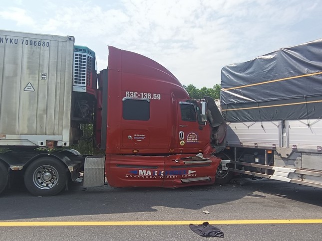 Tai nạn liên hoàn trên cao tốc Cam Lộ - La Sơn, ô tô con biến dạng, 3 người thương vong - Ảnh 1.