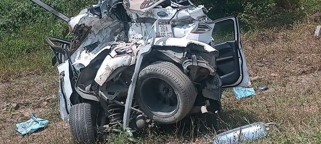 Tai nạn liên hoàn trên cao tốc Cam Lộ - La Sơn, ô tô con biến dạng, 3 người thương vong - Ảnh 2.