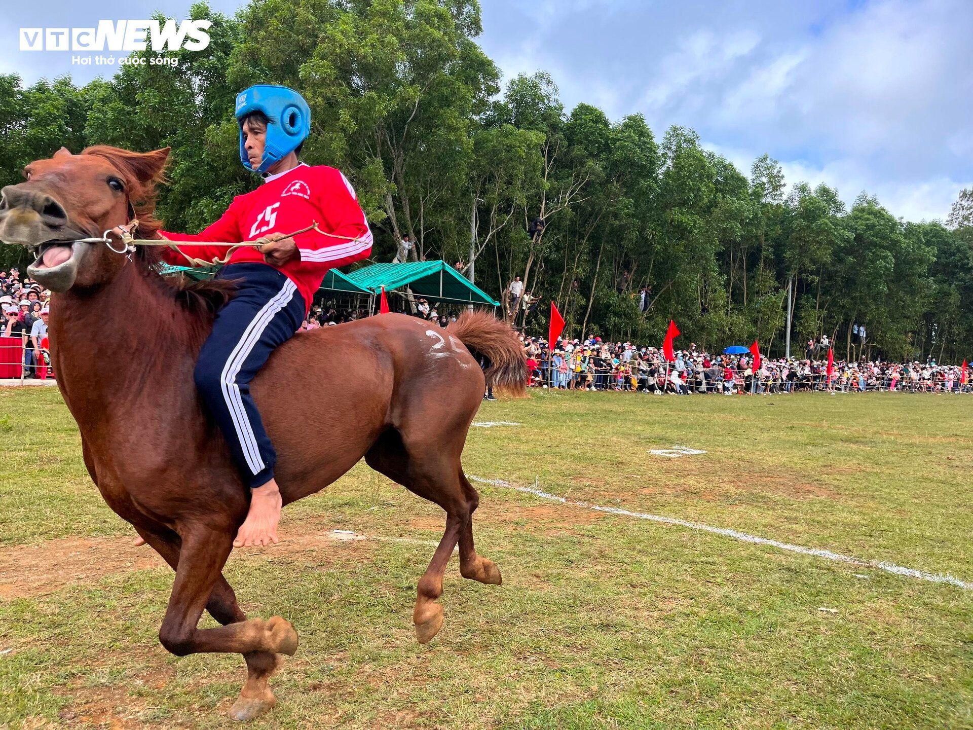 Xem nữ &quot;kỵ sĩ nông dân&quot; tranh tài tại lễ hội đua ngựa độc nhất vô nhị Phú Yên - Ảnh 9.