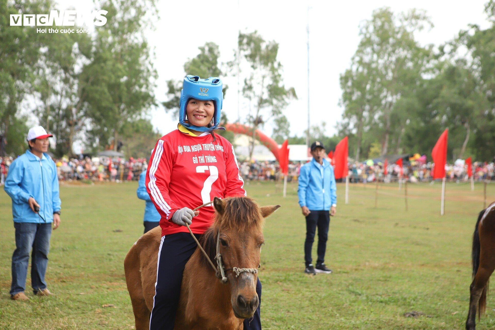 Xem nữ &quot;kỵ sĩ nông dân&quot; tranh tài tại lễ hội đua ngựa độc nhất vô nhị Phú Yên - Ảnh 4.