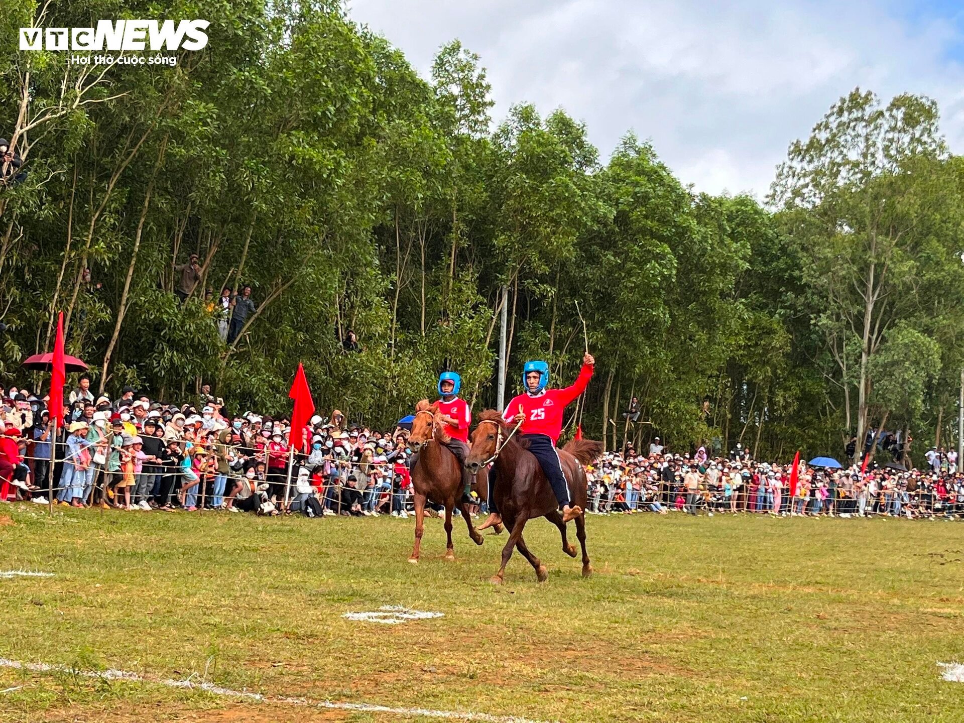 Xem nữ &quot;kỵ sĩ nông dân&quot; tranh tài tại lễ hội đua ngựa độc nhất vô nhị Phú Yên - Ảnh 8.
