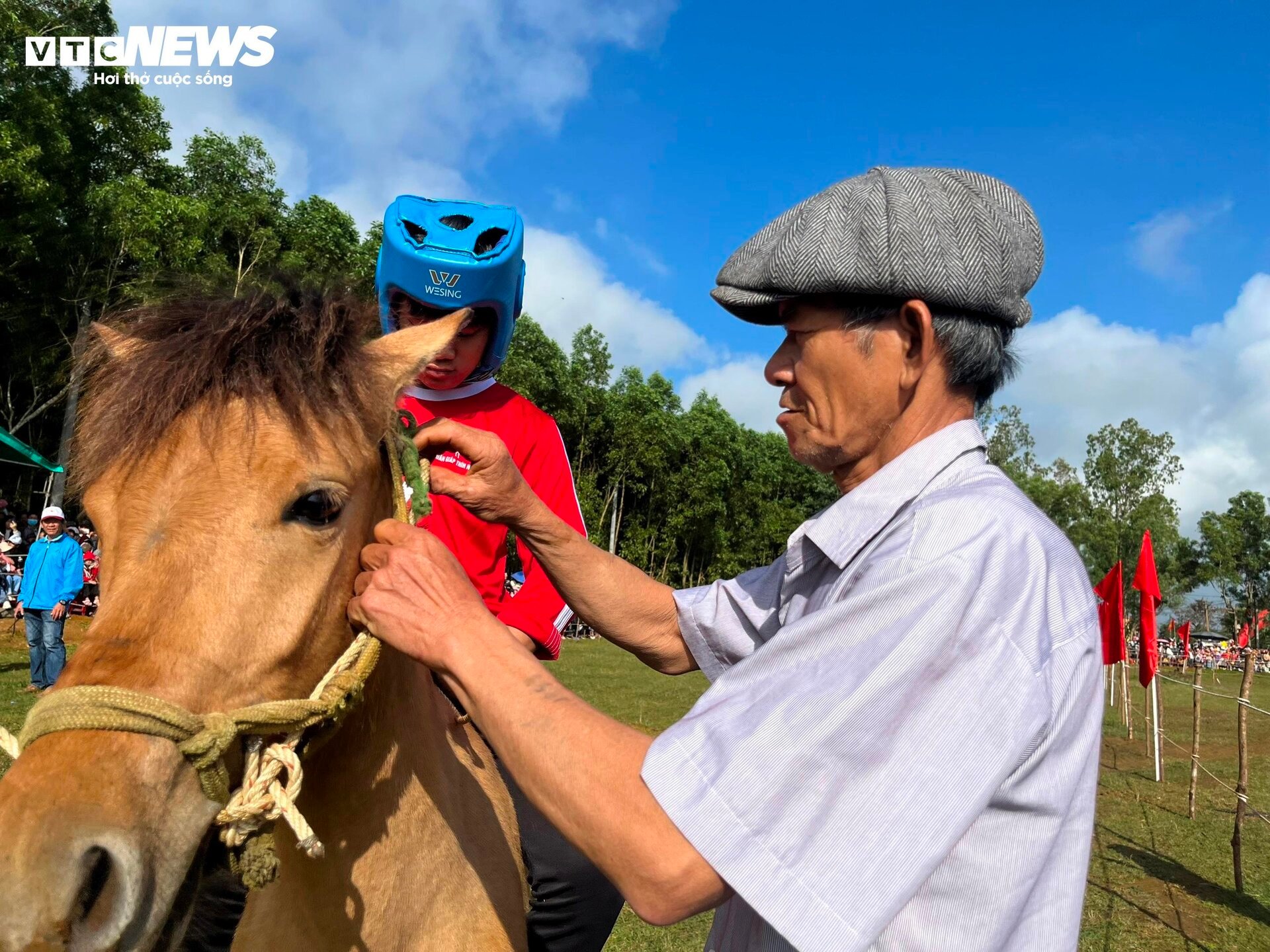 Xem nữ &quot;kỵ sĩ nông dân&quot; tranh tài tại lễ hội đua ngựa độc nhất vô nhị Phú Yên - Ảnh 2.