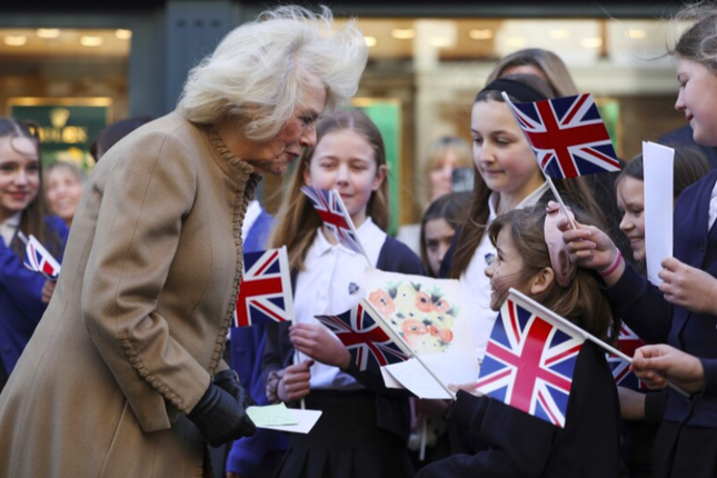 Hoàng hậu Camilla: Từ tai họa của Hoàng gia Anh đến cơn mưa lời khen - Ảnh 2.