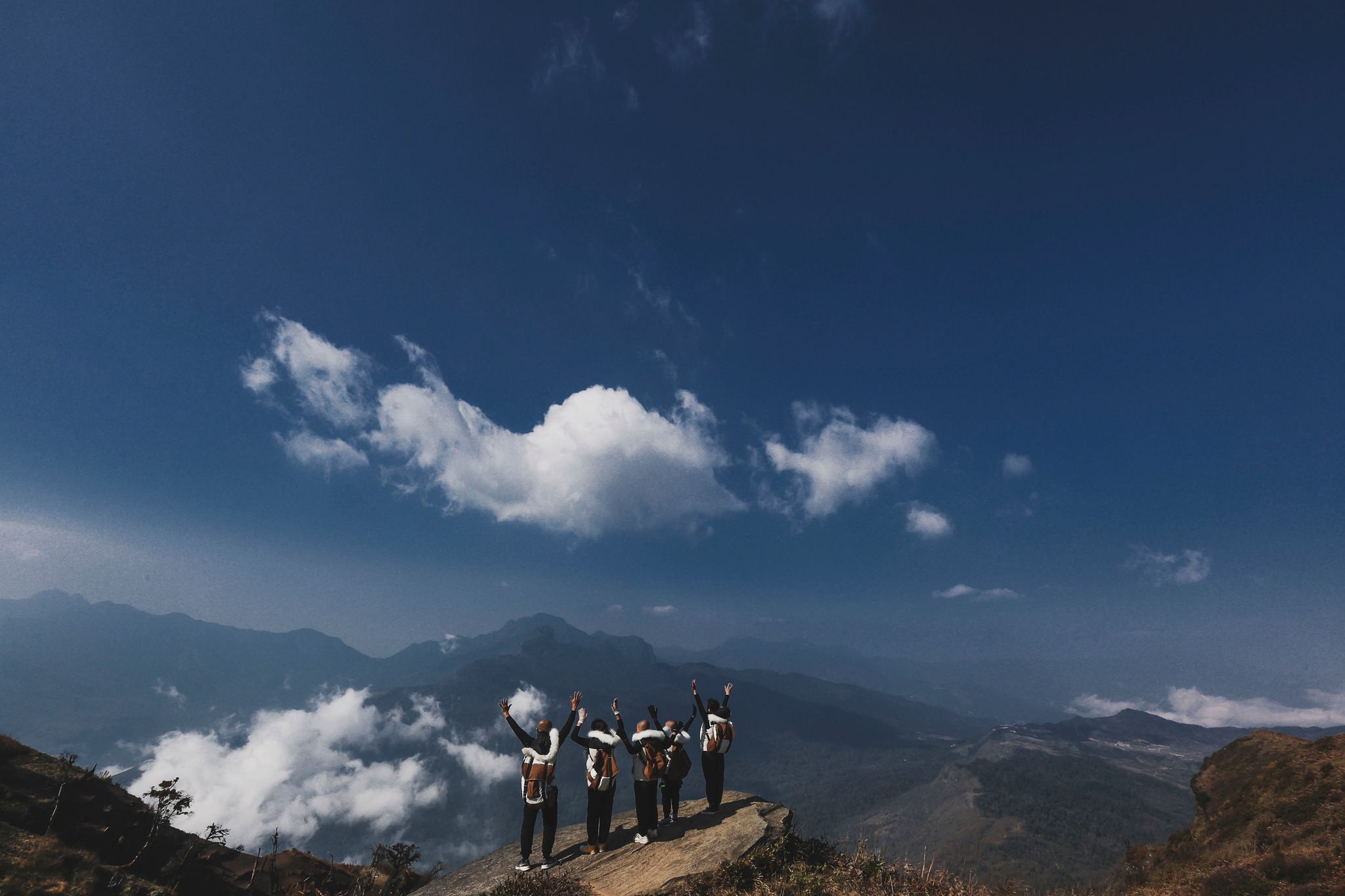 Gia đình 3 thế hệ khởi đầu năm mới bằng hành trình chinh phục một trong những đỉnh núi đẹp nhất Việt Nam - Ảnh 6.