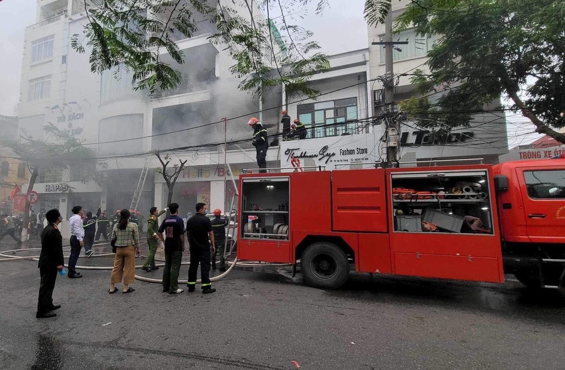 Dập tắt vụ cháy lớn tại cửa hàng đúng ngày &quot;vía Thần tài&quot;- Ảnh 2.