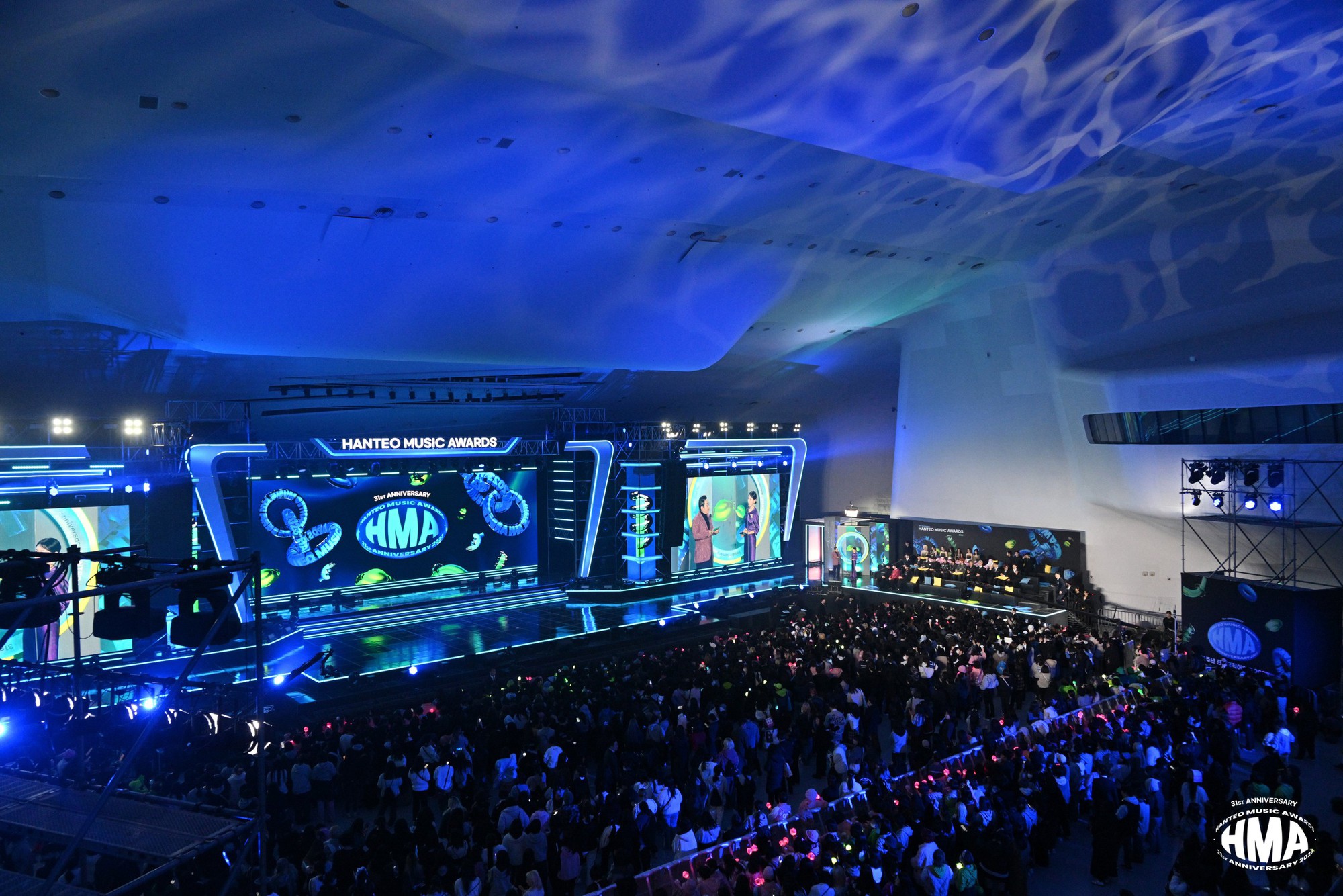 Hanteo Music Awards Một khán giả gặp vấn đề vệ sinh tại hiện trường