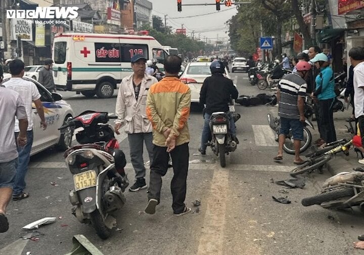 Taxi đâm liên hoàn nhiều xe máy ở TP Huế, 5 người nhập viện - Ảnh 1.