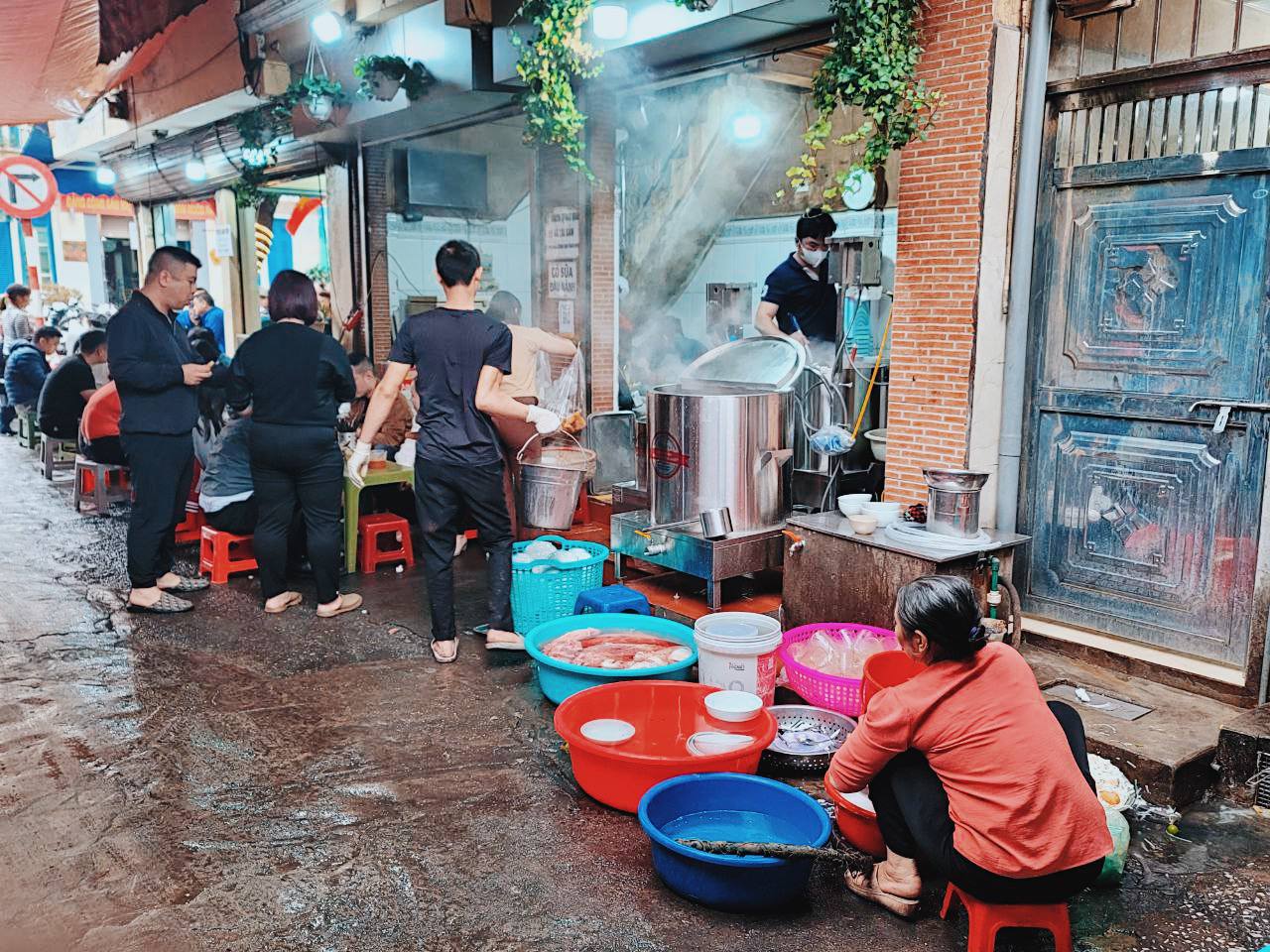 Quán phở từ thời &quot;ông bà anh&quot; mở cửa trở lại ngày đầu sau nhiều năm đóng cửa: Người sẵn sàng chờ cả tiếng để được thử &quot;món ruột&quot;, người  - Ảnh 3.