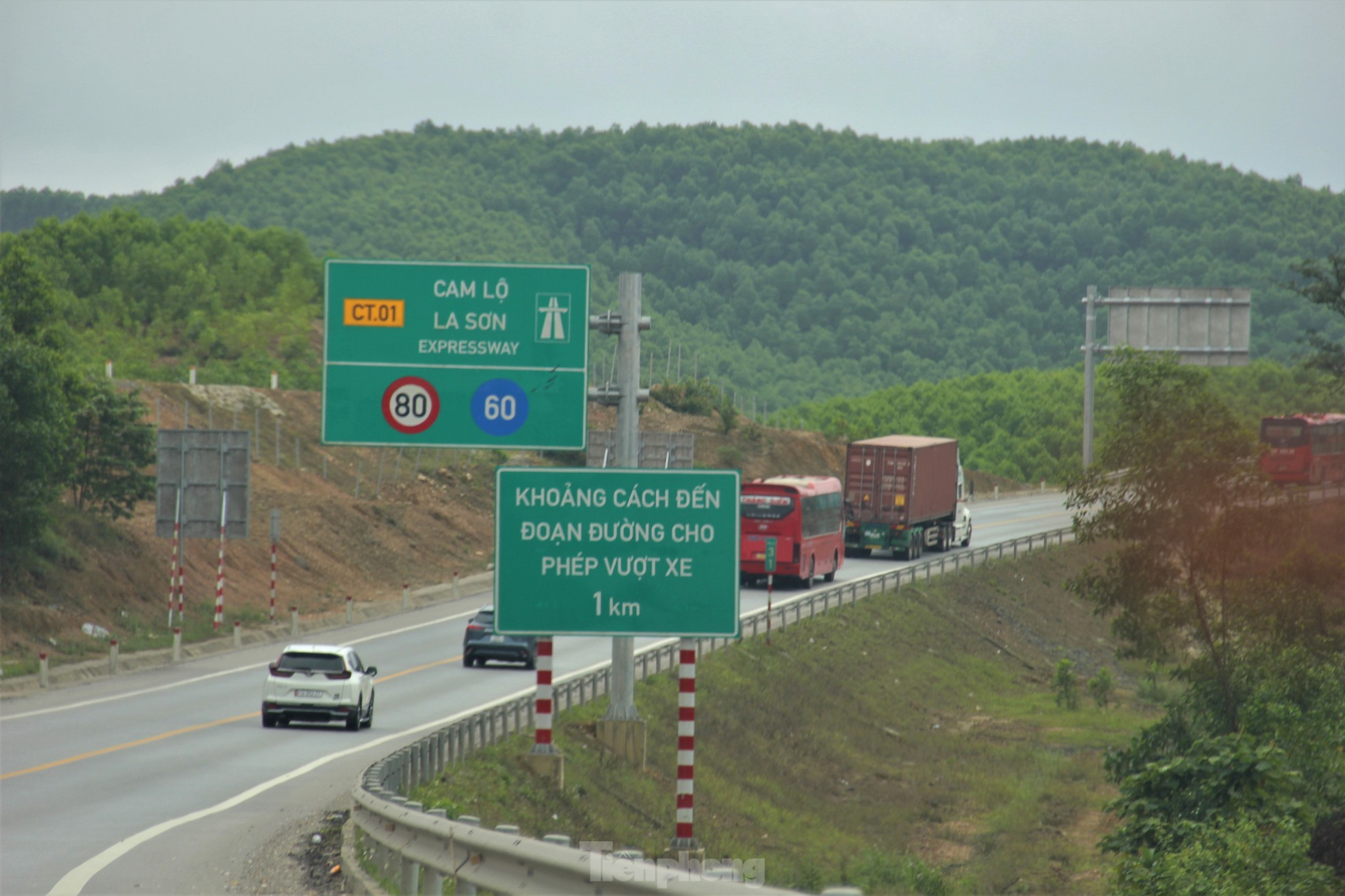Đường càng đông, vượt ẩu càng nhiều trên cao tốc Túy Loan - La Sơn - Cam Lộ - Ảnh 2.