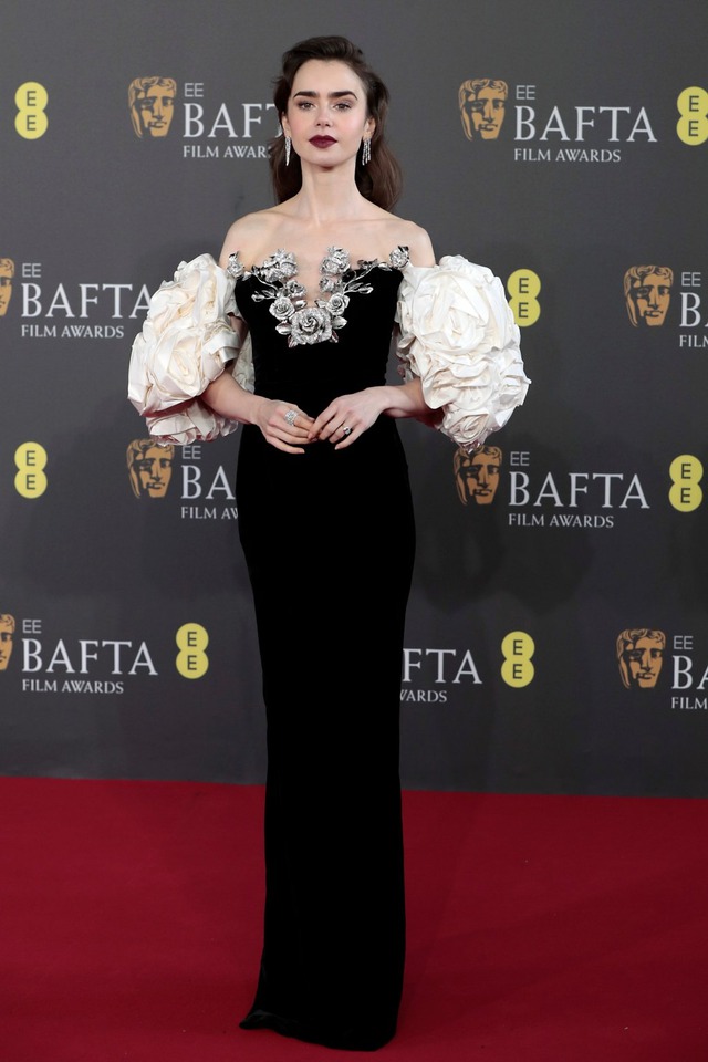 Thảm đỏ BAFTA: Bạch Tuyết Lily Collins đụng độ Barbie Margot Robbie, David Beckham - Hoàng tử William phong độ dẫn đầu dàn sao nam - Ảnh 3.